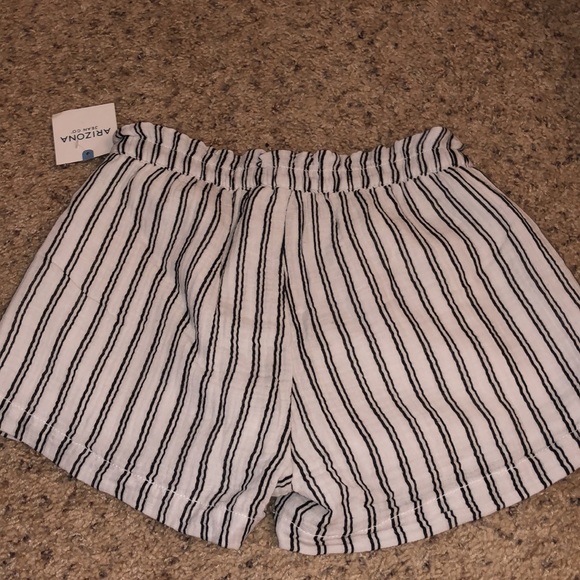 SHORTS - Picture 3 of 4